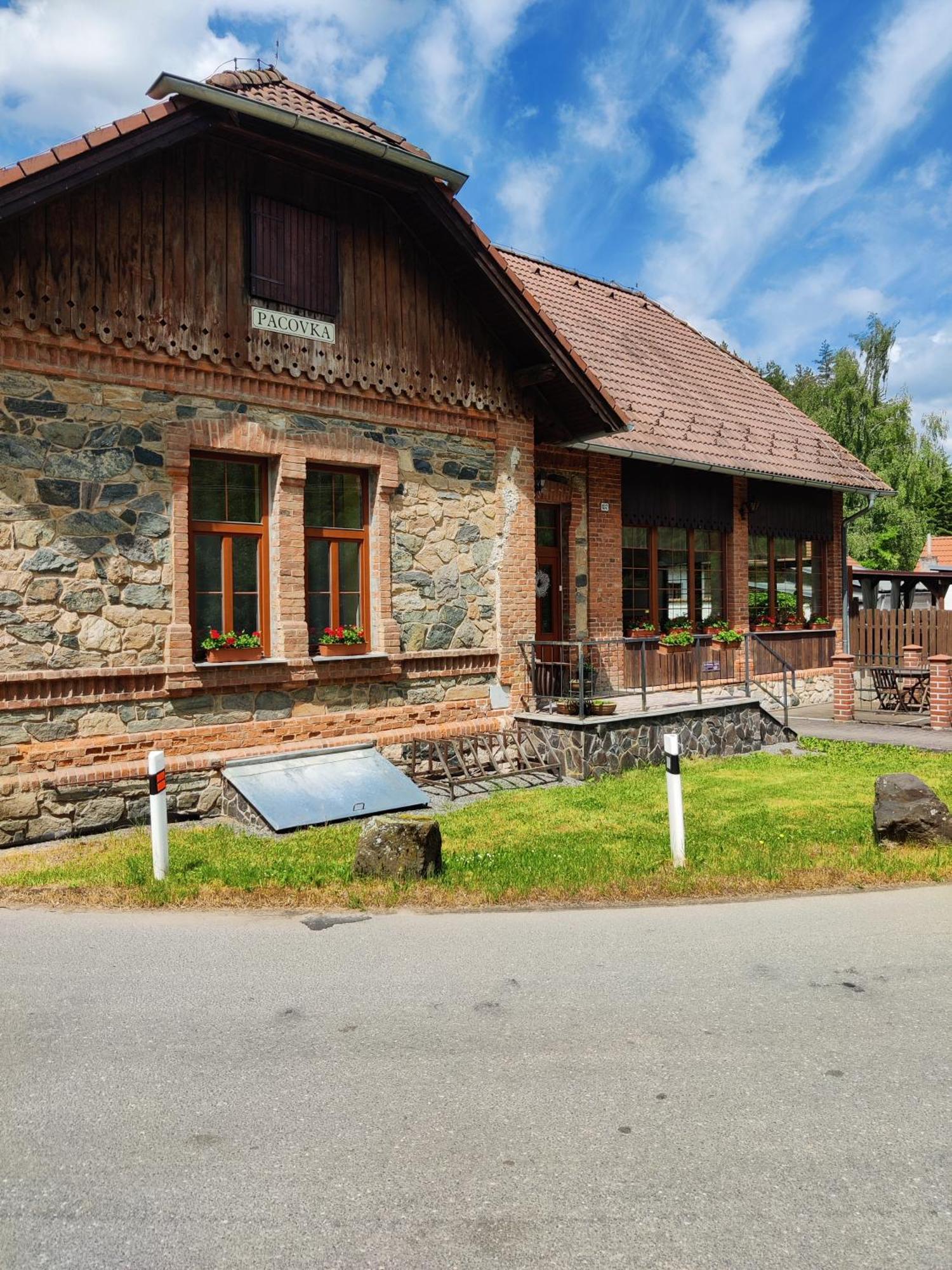 Hotel Penzion Pacovka à Chynov Extérieur photo