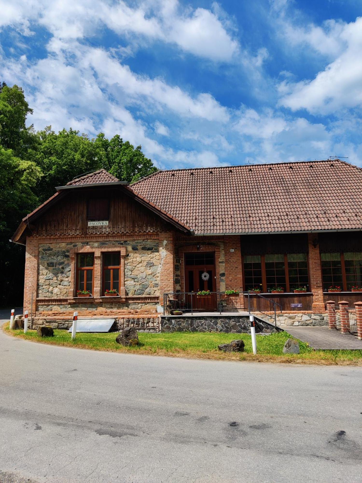 Hotel Penzion Pacovka à Chynov Extérieur photo